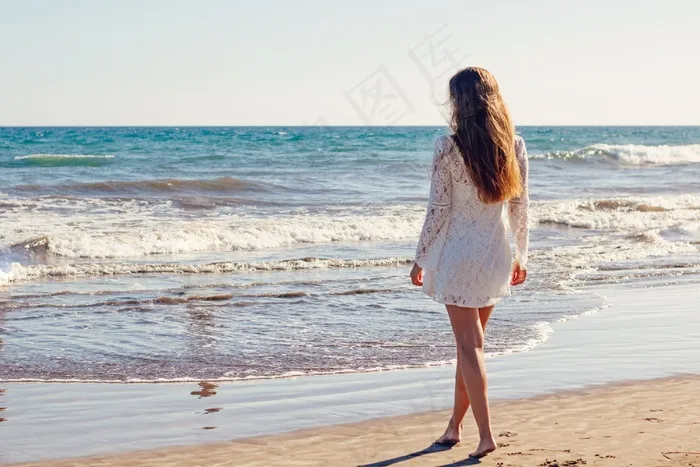 年轻女子，女人，海，海洋，白色礼服，海滩