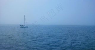 湖面小船图片