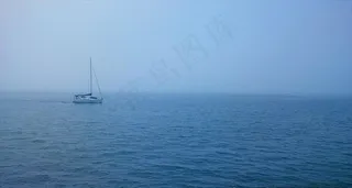 湖面小船图片