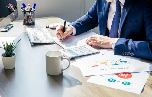 商务男士办公写字图片 商务男士办公写字图片