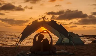 夕阳下的情侣图片