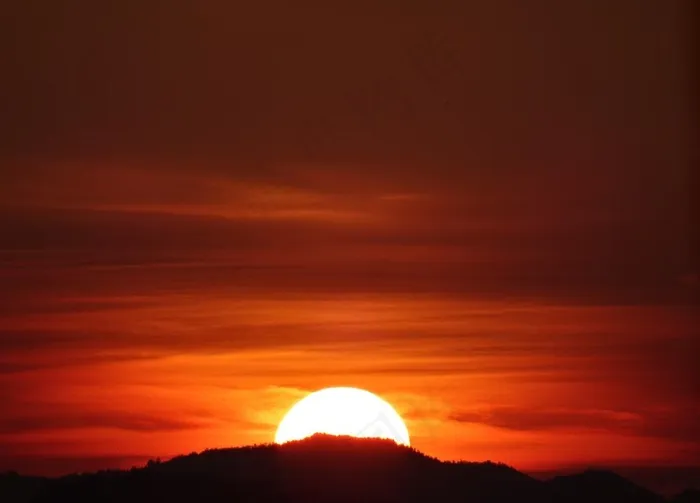 山顶日出图片