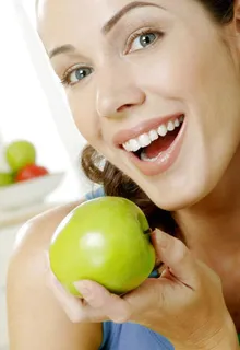 吃苹果漂亮性感女人图片