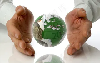 双手去拿金钱地球图片