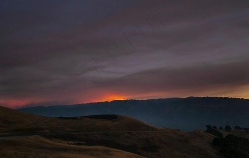 远山晚霞 荒草高坡图片
