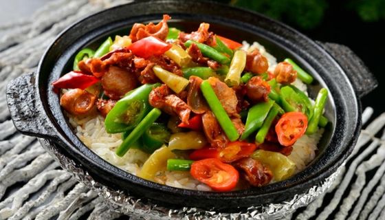 酸辣鸡杂煲仔饭图片 酸辣鸡杂煲仔饭图片