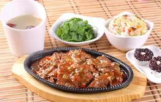 椒铁板牛排饭图片