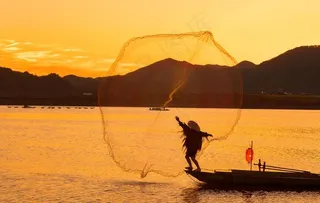 渔民捕鱼撒网图片