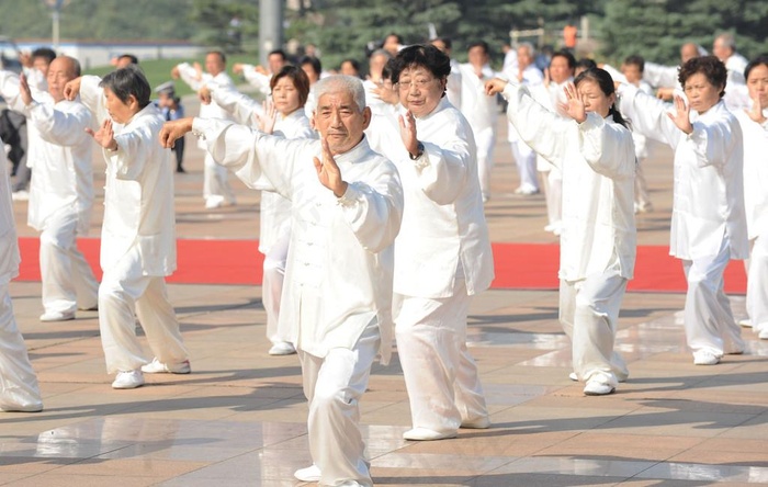 老年人 中年人 太极拳 白衣图片