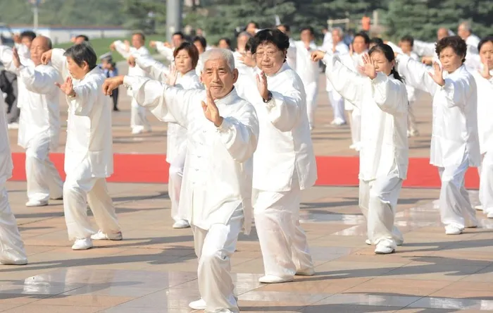 老年人 中年人 太极拳 白衣图片