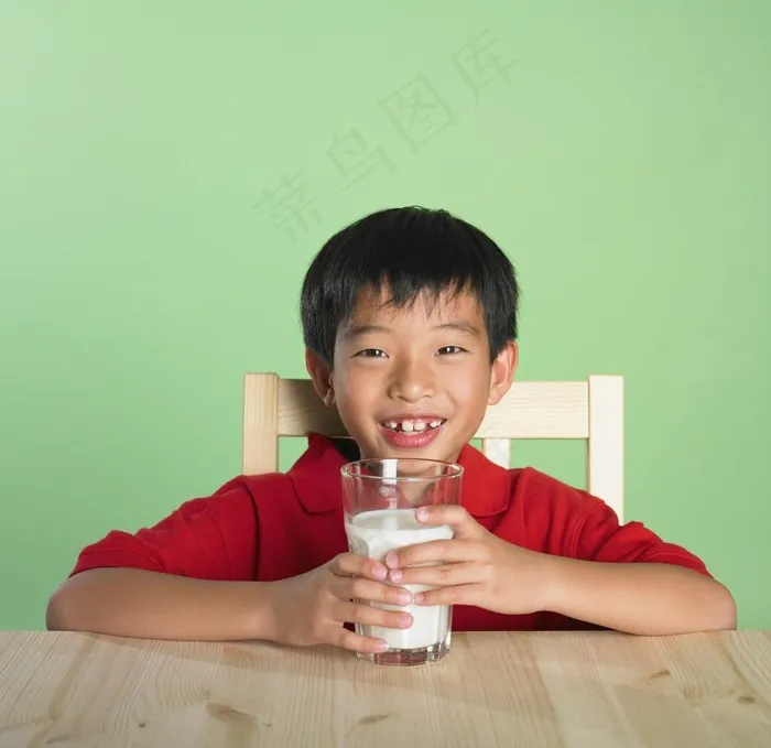 喝牛奶的孩子图片