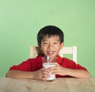 喝牛奶的孩子图片
