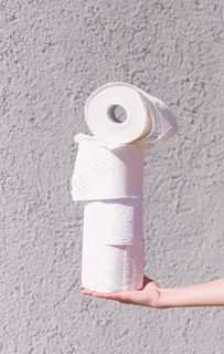 手上的卷纸图片