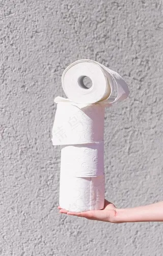 手上的卷纸图片