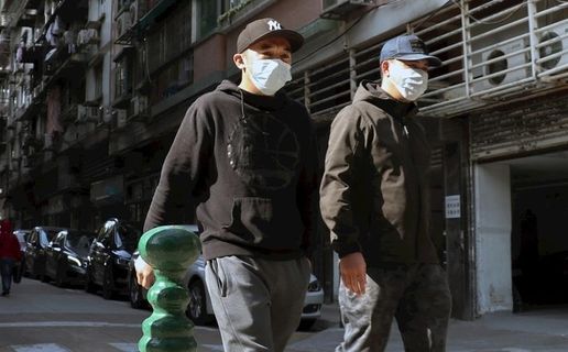 戴口罩的人图片