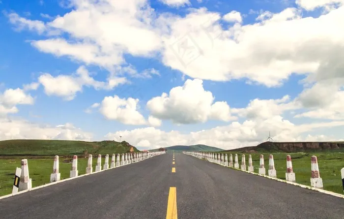 白云蓝天道路图片