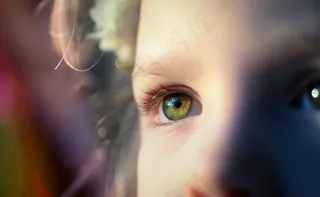 小孩儿美丽而明亮的眼睛图片