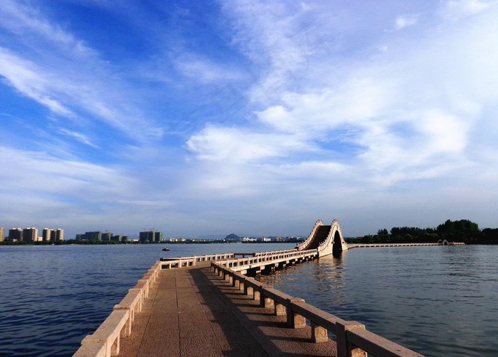 湖畔风景图片