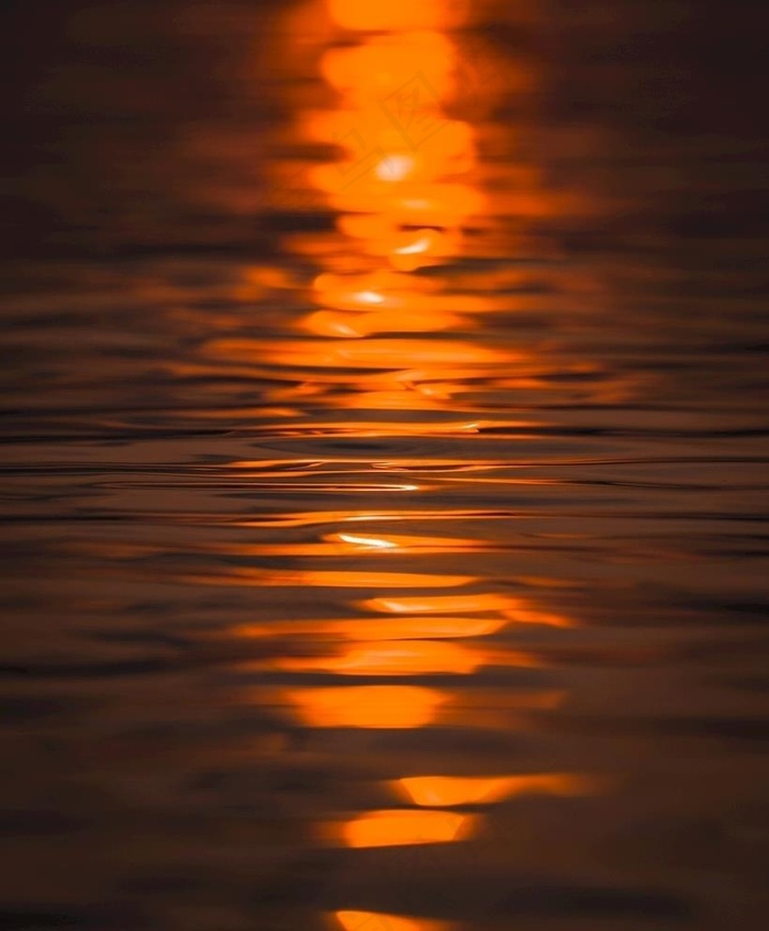 夕阳湖面倒影水面背景图片