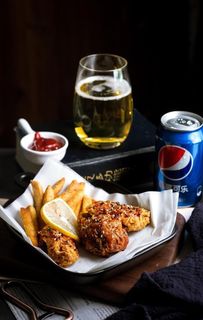 炸鸡和薯条图片