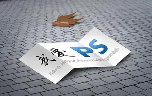 路面折页与落叶图片