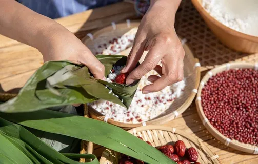 端午节包粽子图片 端午节包粽子图片