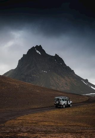 山中的越野车图片