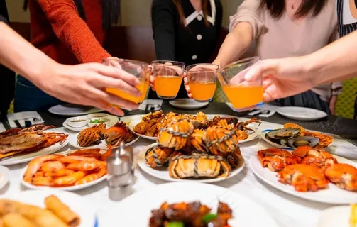 公司员工聚餐吃美食图片