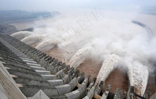 三峡泄洪图片