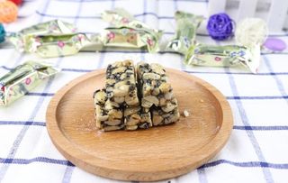 酥软糖果  花生糖  食品托盆图片