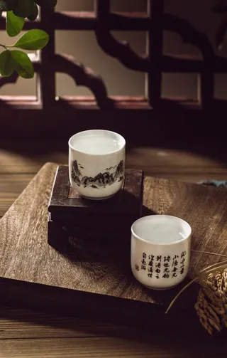 白酒酒杯瓷杯背景海报素材图片