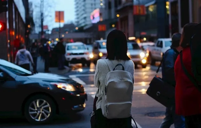 城市女孩背影图片