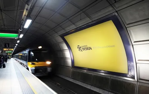 地铁广告灯箱牌图片