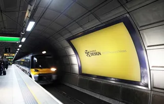 地铁广告灯箱牌图片