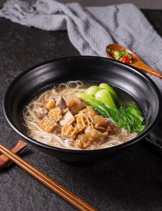 传统美味的牛腩面图片