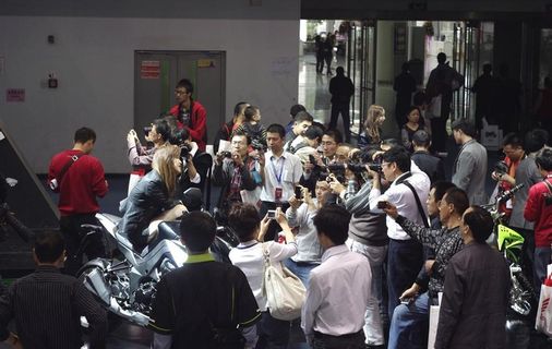 被围观的车模图片