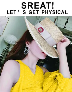 手拿帽子图片 手拿帽子图片
