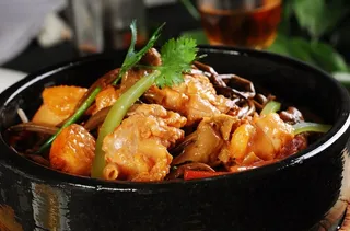 热茶菇石锅鸡图片