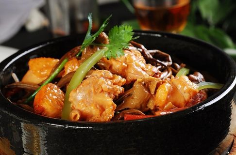 热茶菇石锅鸡图片 热茶菇石锅鸡图片