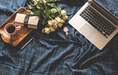 办公桌面桌子布置图片