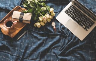 办公桌面桌子布置图片