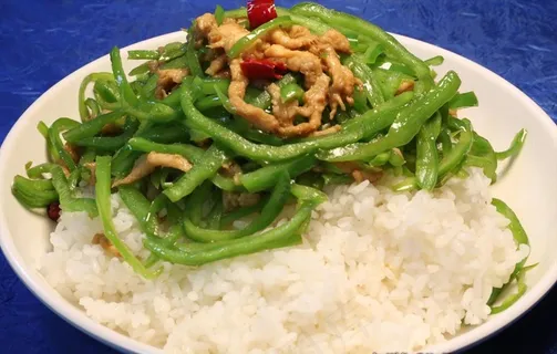 青椒肉丝盖饭图片 青椒肉丝盖饭图片