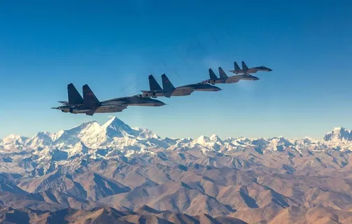 歼11战斗机飞越高原图片