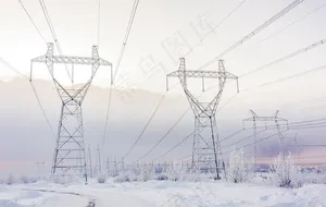 雪中电塔图片
