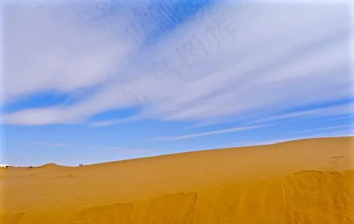 蓝天白云与金色的沙漠图片