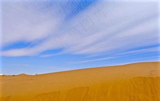 蓝天白云与金色的沙漠图片