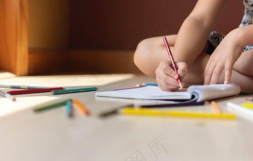 写作业的孩子图片