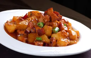 小土豆红烧肉图片