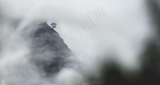 弥漫着雾气的山间风景图片