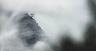 弥漫着雾气的山间风景图片